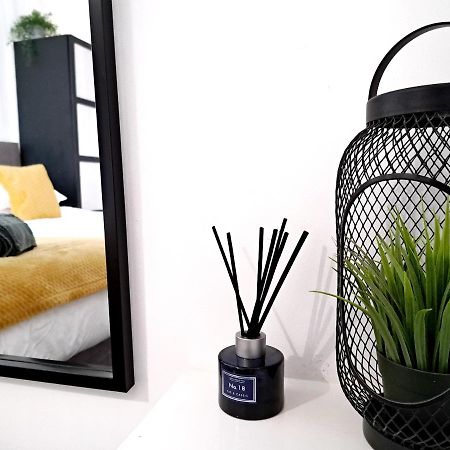 Stylish 2 Bed Apartment With Free Parking, Speed Wifi, Free Parking كول شيستر المظهر الخارجي الصورة